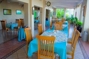 a dining room with blue tables and chairs at Hotel Santa Luisa Finca Boutique in Tecolutla