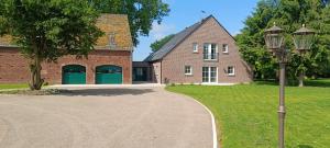 un lampione di fronte a un edificio di mattoni di Ferienwohnung Coproyshof am See in Wesel am Niederrhein 5 Sterne DTV-Klassifizierung 6 Personen a Wesel