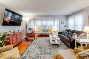 Et opholdsområde på Cottage with Yard in Dtwn Chincoteague!