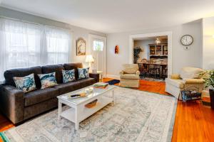 Fotografija u galeriji objekta Cottage with Yard in Dtwn Chincoteague! u gradu Šinkotig