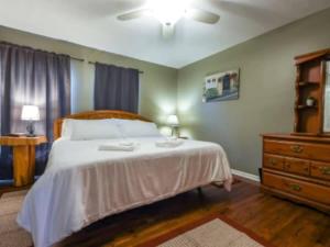 En eller flere senge i et værelse på Huge Yard & Mins to UGA - The Glory Glory Doghouse + 8 billeder