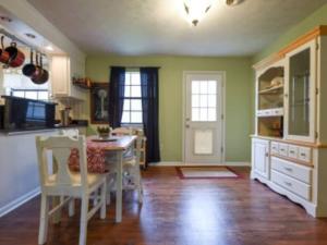 Køkken eller tekøkken på Huge Yard & Mins to UGA - The Glory Glory Doghouse