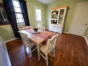 Køkken eller tekøkken på Huge Yard & Mins to UGA - The Glory Glory Doghouse