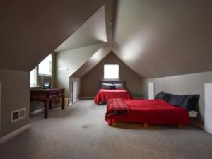 En eller flere senge i et værelse på Huge Yard & Mins to UGA - The Glory Glory Doghouse