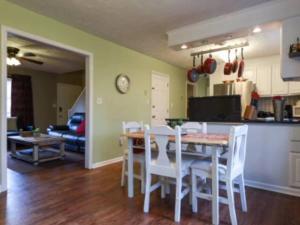 Køkken eller tekøkken på Huge Yard & Mins to UGA - The Glory Glory Doghouse