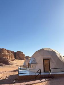 a couple of tents sitting in the desert at Kadi Wadi Rum in Al Jafr