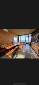 una grande stanza con tavoli in legno in un edificio di B Lodge a Queilén