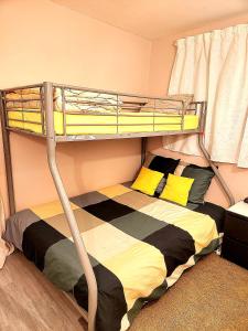 una camera con letto a castello giallo e nero di Chambre lumineuse à 5 min d'Orly ad Athis-Mons 1 altra foto