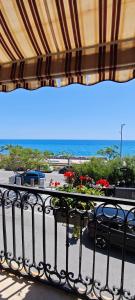un balcón con vista al mar en Hice Room Lungomare Fronte Mare, en Catanzaro