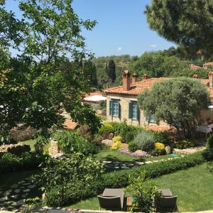 a house with a garden in front of it at İda Blue Adatepe in Kucukkuyu