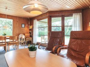 Bøtø Byにある8 person holiday home in Væggerløse-By Traumのテーブルと椅子のあるリビングルーム