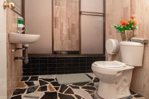 Koupelna v ubytování Innovar Casa Hostal + 37 fotografií