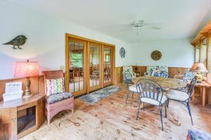 Posezení v ubytování Lakeside Spooner Home with Game Room and Views!