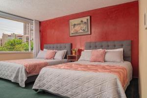 Postel nebo postele na pokoji v ubytování Innovar Casa Hostal
