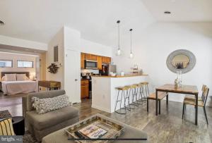 Η κουζίνα ή μικρή κουζίνα στο Beautiful Sea Colony Condo For 4