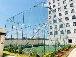 a tennis net in front of a building at Apartamentos Prime | Marginais Tietê e Pinheiros in Osasco