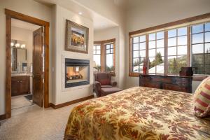 Un dormitorio con una cama y una chimenea. en Base Camp 490 Private Hot Tub, en Winter Park