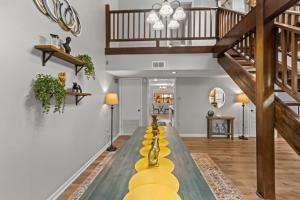 ein Wohnzimmer mit einer Treppe und gelben Kugeln auf dem Boden in der Unterkunft Minutes from Tiger Stadium South Campus Hideaway in Baton Rouge