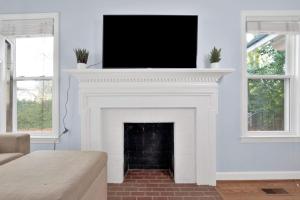 TV a/nebo společenská místnost v ubytování Mins to Downtown & Ft Bragg Crafty in Haymount