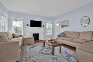 TV a/nebo společenská místnost v ubytování Mins to Downtown & Ft Bragg Crafty in Haymount