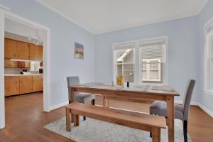 Η κουζίνα ή μικρή κουζίνα στο Mins to Downtown & Ft Bragg Crafty in Haymount
