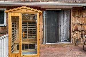 Fotografija v galeriji nastanitve Peek-a-Boo Lake Views and Yard Windham Home v mestu Salem