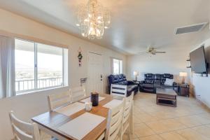 Posezení v ubytování Pool Access and Mtn Views Lake Havasu City Condo!