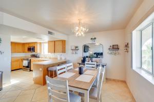 Kuchyň nebo kuchyňský kout v ubytování Pool Access and Mtn Views Lake Havasu City Condo!
