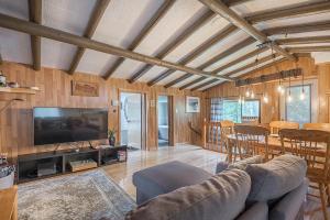TV a/nebo společenská místnost v ubytování Chalet Wapiti