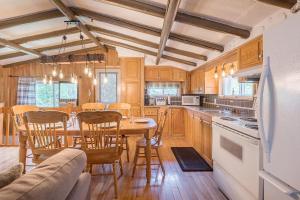 Kuchyň nebo kuchyňský kout v ubytování Chalet Wapiti