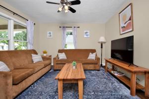 Χώρος καθιστικού στο Close to Downtown & Fort Bragg- The Precious Pearl