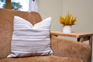 Posezení v ubytování Close to Downtown & Fort Bragg- The Precious Pearl + 25 fotografií