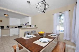 Kuchyň nebo kuchyňský kout v ubytování Close to Downtown & Fort Bragg- The Precious Pearl