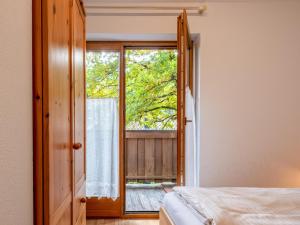 une chambre avec une porte menant à une fenêtre dans l'établissement Appartement Brixnerwirt I, à Brixen im Thale