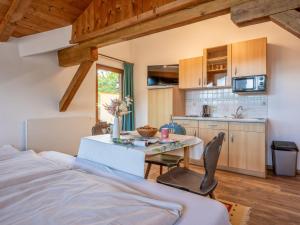 une cuisine et une salle à manger avec un lit et une table dans l'établissement Appartement Brixnerwirt III, à Brixen im Thale