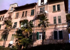 un edificio con palmeras delante en Apartment Kamelija, en Opatija