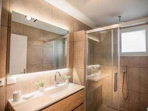 un bagno con lavandino e doccia di Villa les Oiseaux a La Garonnette-Plage Altre 14 foto