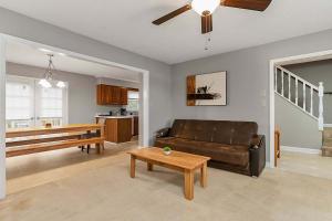 una sala de estar con un sofá y una mesa en Near Parks Trails & Downtown Raleigh Retreat, en Raleigh
