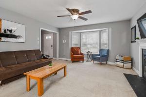 una sala de estar con un sofá y una mesa en Near Parks Trails & Downtown Raleigh Retreat, en Raleigh