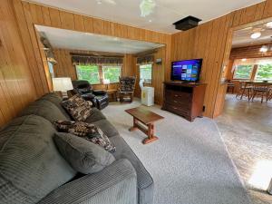 ein Wohnzimmer mit Couch und Flachbildfernseher in der Unterkunft 26CM - private camp in Bretton Woods wifi AC private yard with great views in Carroll