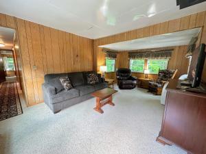 ein Wohnzimmer mit Couch und Tisch in der Unterkunft 26CM - private camp in Bretton Woods wifi AC private yard with great views in Carroll