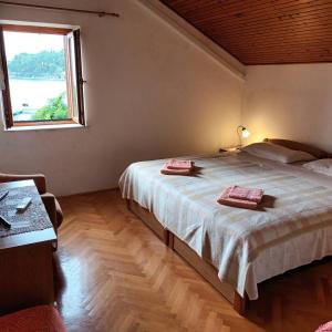 une chambre avec un lit avec deux serviettes dessus dans l'établissement Apartments by the sea Cavtat, Dubrovnik - 24545, à Cavtat