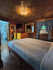 Giường trong phòng chung tại Seven Dwarfs Motel & Cabins