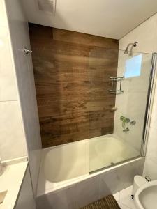 ein Badezimmer mit einer Dusche, einer Badewanne und einem WC in der Unterkunft RECOLETA A 2 CUADRAS AVENIDA CORRIENTES ACOGEDOR Apartment in Buenos Aires
