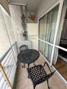ein kleiner Tisch und Stühle auf einem Balkon in der Unterkunft RECOLETA A 2 CUADRAS AVENIDA CORRIENTES ACOGEDOR Apartment in Buenos Aires
