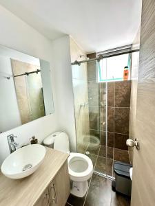 Ένα μπάνιο στο Lujoso apto central Urban