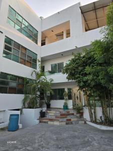 an apartment building with trees in front of it at bamboo blvd 1 recamara in Paraíso