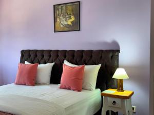 库里提巴Pavilhão Egípcio的卧室里有一张床，上面有红色和白色的枕头 更多35张照片