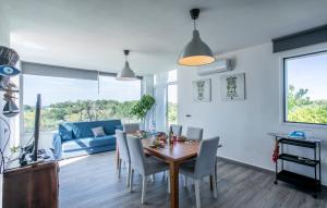 Posezení v ubytování Stunning Home In Augusta With Wi-Fi