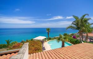 a view of a swimming pool and the ocean at Villa Oceania in Mandra Capreria